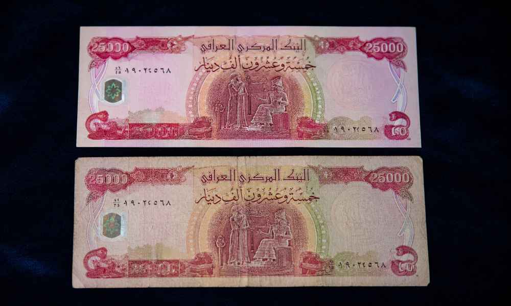 Uncirculated 25000 Iraqi Dinar note compared to circulated 25000 Iraqi Dinar note